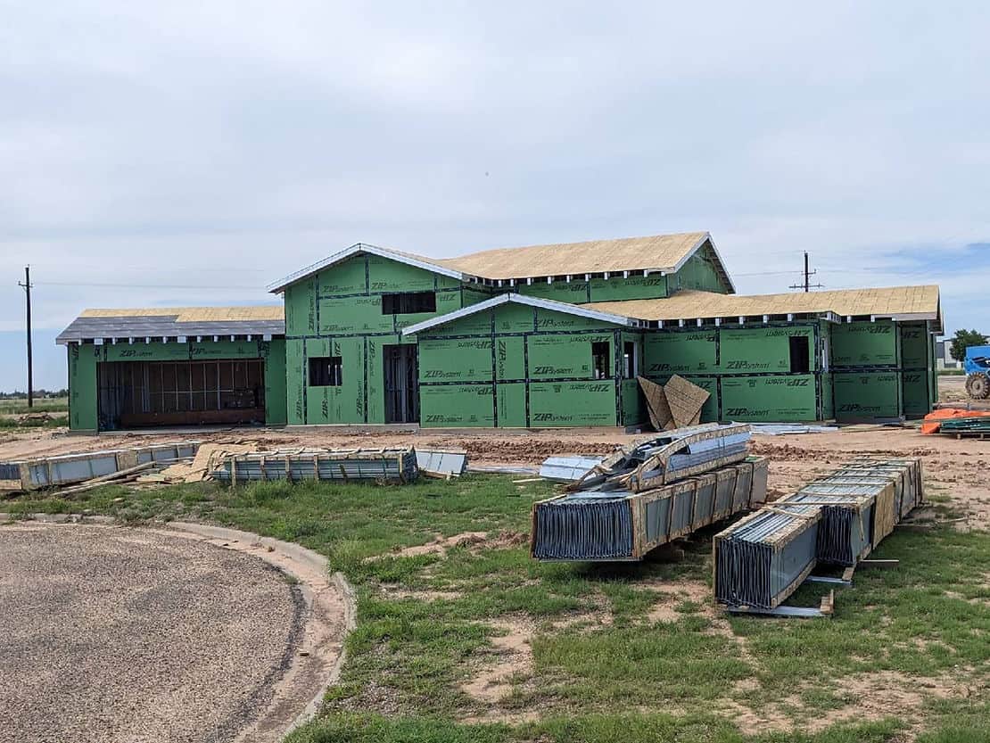 Casa prefabricada casi terminada con paneles prefabricados en el exterior.