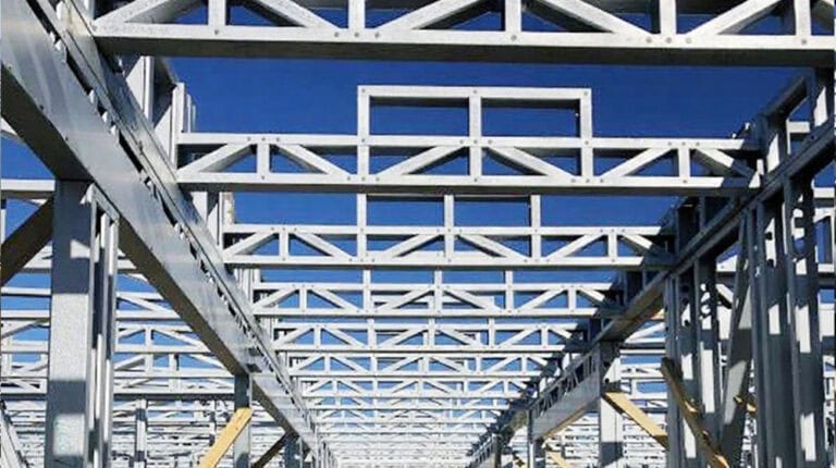 Ossature métallique d'un bâtiment en construction, mettant en valeur des éléments structurels robustes et une conception architecturale moderne. Idéale pour les projets de construction, les bâtiments commerciaux et les installations industrielles.