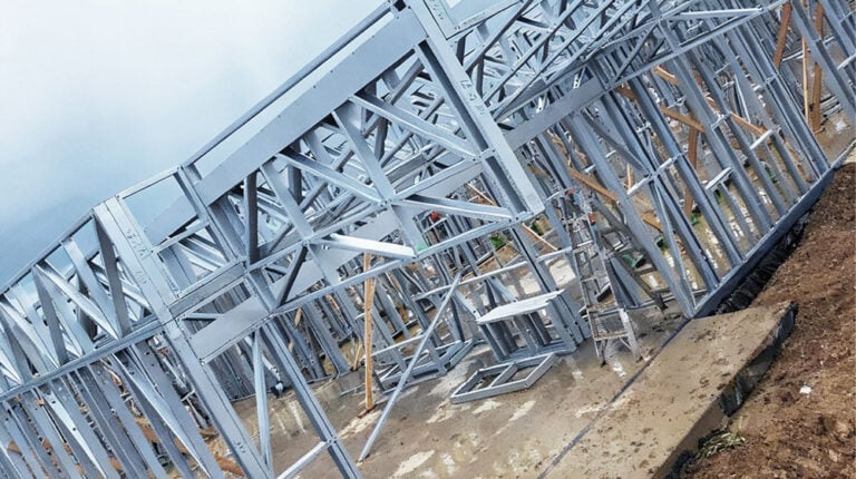 Charpente métallique en construction, structure en acier pour bâtiments commerciaux ou résidentiels, chantier de construction avec charpente métallique et développement de bâtiment en cours.