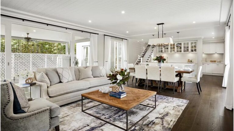 Soggiorno luminoso e arioso con ampie finestre, pareti bianche, mobili eleganti e un design contemporaneo, ideale per rilassarsi e divertirsi.