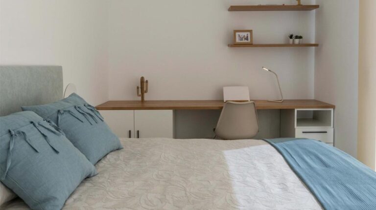 Moderne slaapkamer met bureau, comfortabel bed en minimalistisch design.