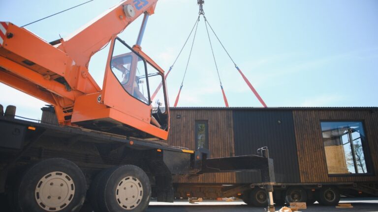 een bouwplaats met een kraan voor geprefabriceerde gebouwen