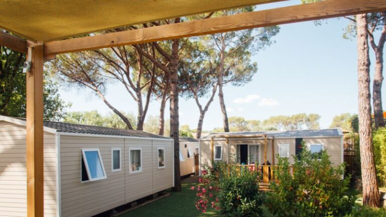 twee bungalows met algemene ontwerpen