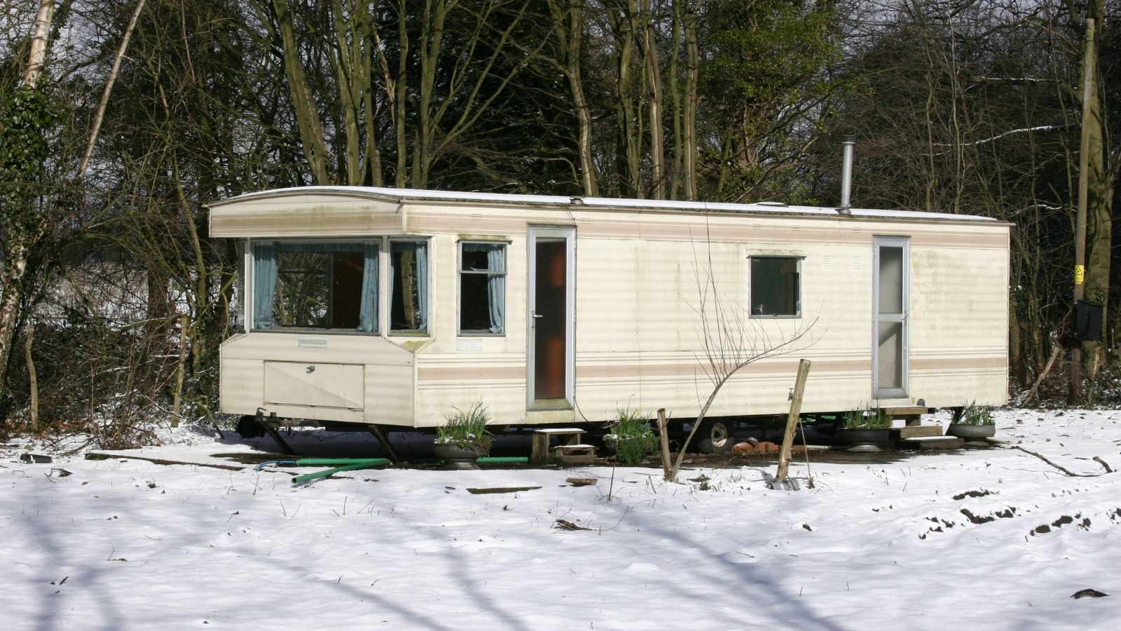 a mobile home in winter, highlighting the importance of mobile home insulation