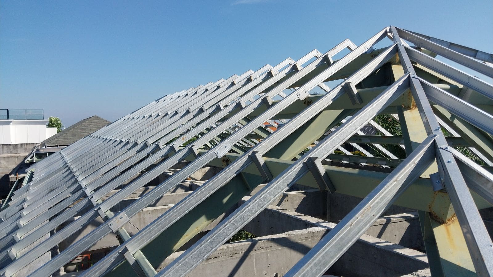 storm resistant steel roof trusses