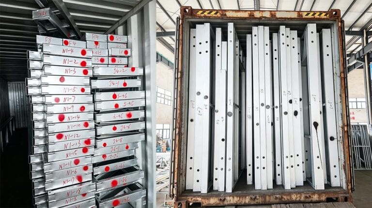 Industrielle Lagerung von Metallkomponenten in einem Lagerhaus, einschließlich Metallträgern und -platten, die auf Regalen und in Containern organisiert sind.