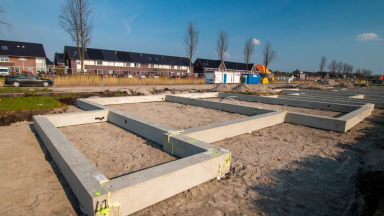 les fondations en béton d'une maison préfabriquée